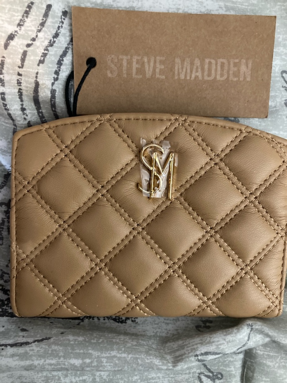 STEVE MADDEN NWT Quilted Tan Zip Wallet with Goldtone SM Logo